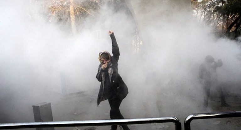 İran’da öğrencilerden uçak protesto sloganı: Kahrolsun Diktatör, özür yetmez istifa ve mahkeme istiyoruz