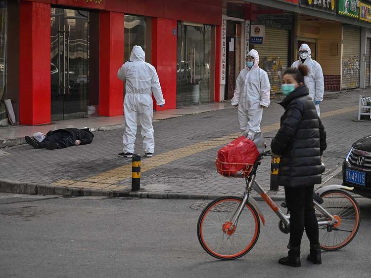 Koronavirüste kritik düzey: Sokaklarda ölüler var,son 24 saatte 43 can kaybı yaşandı