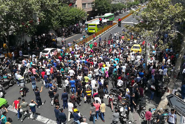 İran’da Huzistan Eyaletinde ekonomik krizi protesto gösterileri yapıldı