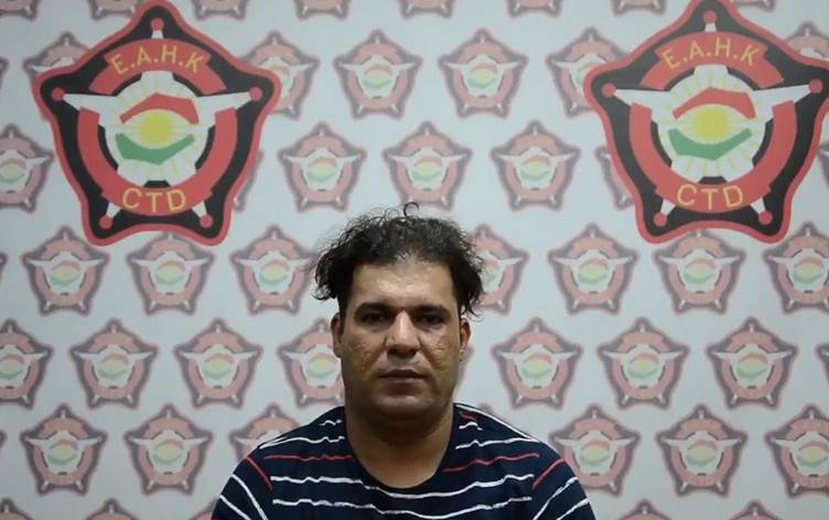 Kürdistan Bağdat’taki Kürt ailenin katili Erbil’de yakalandı Kurdistan24 -Türkçe Kurdistan24 -Türkçe |Bir saat önce Bağdat’taki Kürt ailenin katili Erbil’de yakalandı Irak Kürdistan Bölgesi ERBİL (K24) – Irak’ın başkenti Bağdat’ta bir Kürt ailenin 3 üyesinin başını keserek infaz eden katil, Kürdistan Antiterör timleri tarafından yakalandı. Kürdistan Antiterör tarafından yapılan açıklamada, Bağdat’taki Kürt bir ailenin 3 üyesini katleden Mehdi Hüseyin Nasır Meter’in Erbil’de yakalandığı belirtildi. Söz konusu katilin, Erbil’de saklandığı ve Erbil Asayiş Müdürlüğü tarafından takibe alınıp yakalandığı ifade edildi. 1984 Bağdat doğumlu olan ve suçunu itiraf eden Meter, Irak İçişleri Bakanlığı personeli olduğunu ve Rusya Büyükelçiliği’nin güvenlik görevini yürüttüğünü ifade etti. İnfaz ettiği Dara Rauf’u 4 yıldır tanıdığını söyleyen Meter, borçlu olup para ihtiyacı olduğu için 2 gün önce Rauf’un yanına gidip para istediğini kaydederek, “Parasının olmadığını söyledi. Yakınımda bir bıçak vardı. Bıçağı alıp ona vurdum” dedi. Cinayeti işledikten sonra şoka girdiğini ve cesedi saklamak istediğini iddia eden Meter, ardından Rauf’un eşinin geldiğini ve çığlık atmaya başladığını sildirdi. Meter, Rauf’un eşini de infaz ettiğini, ardından Şilan’ın geldiğini ve onu da infaz ettiğini itiraf etti. Cinayetin ardından şahsi aracıyla yurtdışına çıkmak için Erbil’e geldiğini kaydeden Meter, işlemlerini yapıp Türkiye’ye geçmek istediğini ifade etti. BAĞDAT’TAKİ VAHŞİ CİNAYET Geçtiğimiz Pazartesi akşamı Irak’ın başkenti Bağdat’ta bir Kürt ailenin 3 üyesi başları kesilerek infaz edilmişti. Irak medyasında yer alan habere göre Şilan Dara isimli üniversite öğrencisi ile annesi Aliye Necmi ve babası Dara Rauf, dün gece kendi evlerinde başları kesilerek infaz edilmişti. Genç kızın tecavüze uğradığı ve ardından iki bacağının da kesildiği ortaya çıkmıştı.