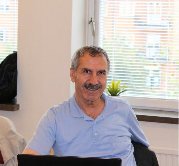 Ankara’da bir süredir koronavirüs tedavisi gören Kürt siyasetçi ve PDK Bakur Sözcüsü Hamit Kılıçaslan hayatını kaybetti. Mardin’in Kızıltepe ilçesinde yaşayan ve 40 gün önce koronavirüs teşhisi konan Kılıçaslan, önce Mardin’deki hastaneye kaldırılmıştı. 31 Ekim’de durumunun ağırlaşması üzerine ambulans uçakla Ankara’ya sevk edilen Kılıçaslan tedavi gördüğü hastanede sabaha karşı hayatını kaybetti. Hamit Kılıçaslan kimdir? 1948 Kızıltepe doğumlu olan Kılıçaslan, Ankara Üniversitesi Hukuk Fakültesi’nde okumaya başladı. Ancak 60’lı yıllarda siyasi nedenlerden dolayı okuldan atılan Kılıçaslan Kürdistan Demokrat Partisi Türkiye (KDPT) içerisinde siyaset yapmaya başladı. 12 Eylül darbesinde Rojava Kürdistanı’na geçen Kılıçaslan daha sonra İsveç’e yerleşmişti. Kılıçaslan aynı zamanda Kürtçe alanında çalışmalar yürütüyordu.