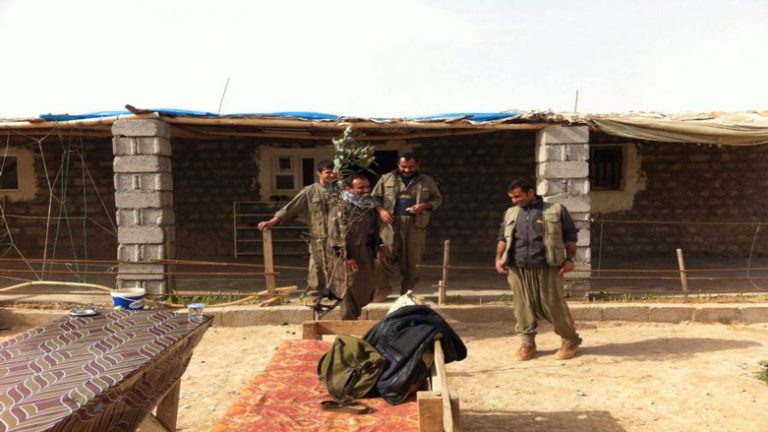 Irak güvenlik güçlerinin Şengal'de PKK bayraklarını indirmesi ardından, PKK'nin bazı yerleri boşaltığı bildirildi. Şengal Kaymakamı ise PKK'nin bayrak indirmesinin yeterli olmadığını, Şengal'den güçlerini çekmesi gerektiğini söyledi. 9 Ekim'de Erbil ile Bağdat arasında imzalanan anlaşma ardından Irak Federal Polisi'ne bağlı 4 tugay Şengal'e geçti. Federal polisin Şengal'de PKK ve Öcalan bayraklarını indirdiği, PKK'ye 24 saat içerisinde ilçeden çıkmak için mühlet verdiği kaydedildi. BasNews'in edindiği bilgilere göre; PKK'nin dün Şengal ilçe merkezindeki bazı binaları boşaltarak Irak güvenlik güçlerine teslim etti. BasNews'e konuşan Şengal Kaymakamı Mehma Xelîl, Şengal Anlaşması gereği bayraklların indirilmesi ve PKK'nin bazı binaları boşaltmasının yeterli olmayacağını güçlerini Şengal'den en az 5 km uzağa çekmesi gerektiğini kaydetti. Xelîl, "Anlaşmaya göre bir tek PKK savaşçısının dahi Şengal'de kalmaması gerekiyor" ifadelerini kullandı.