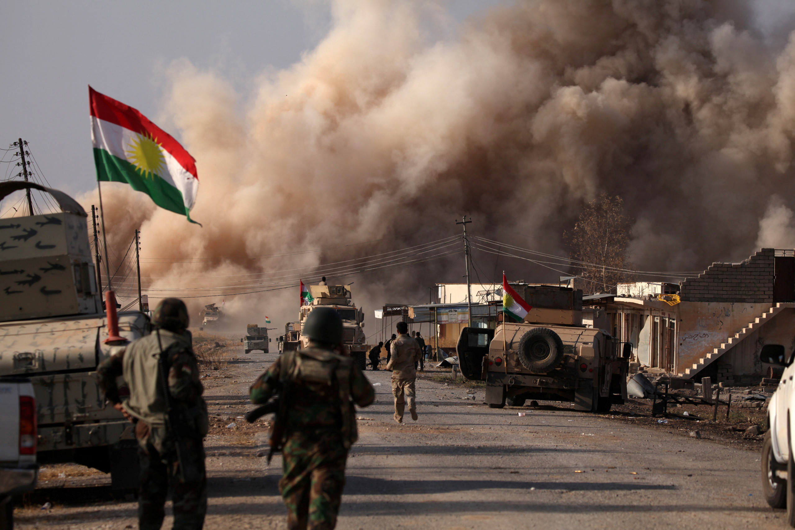 Şehit ve Enfal Bakanlığı, Kürdistan Bölgesi topraklarının Peşmergelerin kanıyla IŞİD terörüne karşı korunduğunu, IŞİD ile mücadelede bin 755 Peşmerge’nin şehit, 10 bin Peşmerge’nin ise bu savaşta yaralandığını açıkladı. BasNews’e konuşan Kürdistan Bölgesi Şehit ve Enfal Bakan Yardımcısı Berîvan Hemdî, IŞİD terörü ile yürütülen mücadelede bin 755 Peşmerge’nin şehit olduğunu, 10 bin Peşmerge’nin de yaralandığını belirterek, “Kürdistan topraklarının Peşmerge’nin kanı sayesinde korundu” dedi. IŞİD’e karşı mücadelede Koalisyon Güçleri’nin Irak ve Peşmerge güçlerine destek verdiğini başka hiçbir gücün Irak ve Kürdistan Bölgesi topraklarında her iki güce destek vermediğini dile getiren Berîvan Hemdî, “Eğer Peşmerge Güçleri’nin azmi ve iradesi olmasaydı bgün Irak ve Kürdistan Bölgesi topraklarının büyük kısmı teröristlerce işgal edilmiş olacaktı” değerlendirmesinde bulundu Kürdistan Bölgesi Şehit ve Enfal Bakan Yardımcısı Berîvan Hemdî, Kürdistan’ın her ailesinin IŞİD savaşında en az bir Peşmergesi’nin şehit olduğunu belirterek, “IŞİD efsanesine son veren Peşmerge Güçleri olmuştur” dedi.