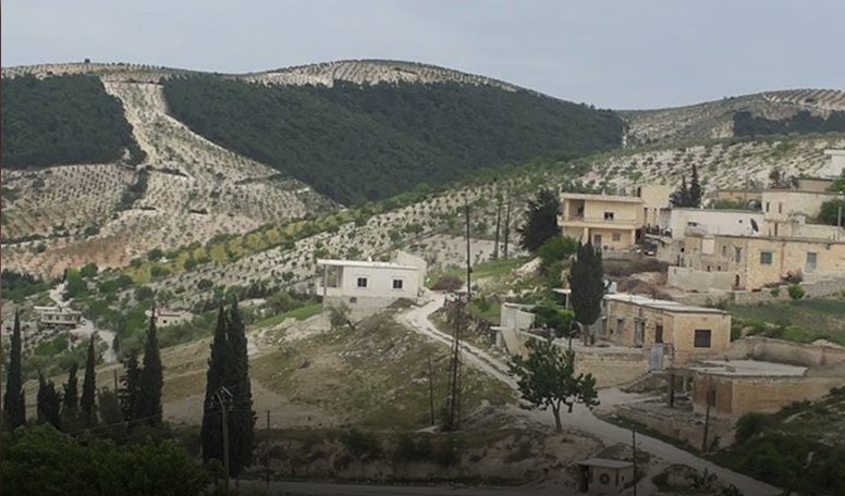 Efrîn’in Kaxrê köyünde kadınlar Türkiye’ye bağlı çetelere karşı gösteri düzenledi