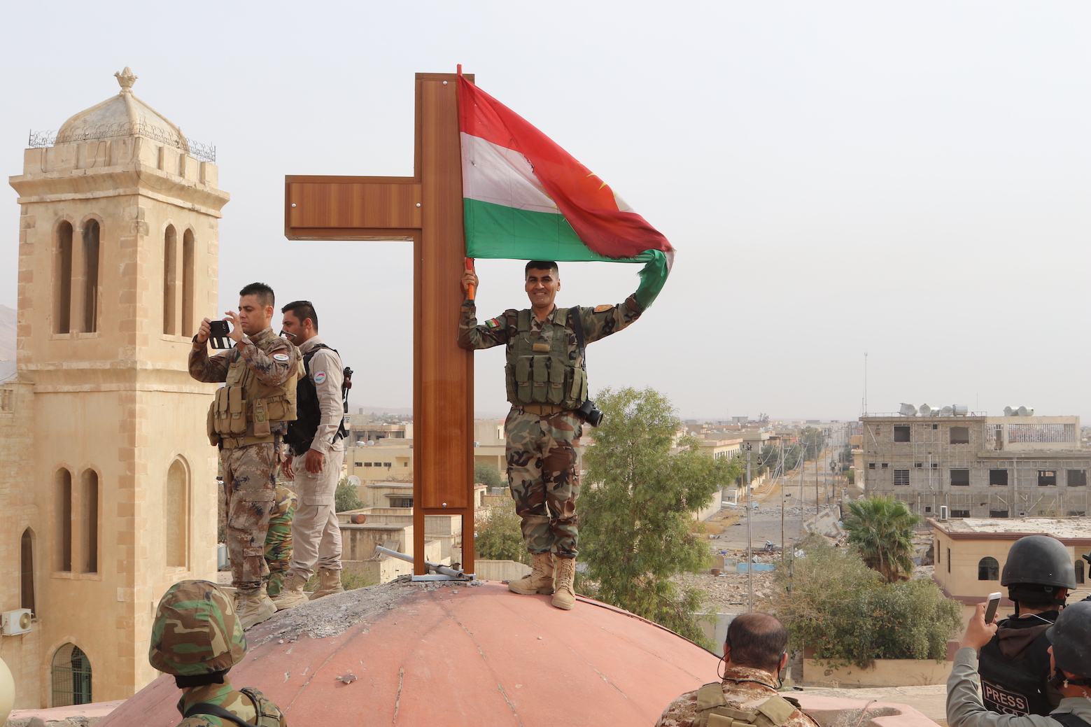 Irak Cumhurbaşkanı Salih’in Qereqûş’un kurtarılması ile ilgili yaptığı çarpıtmaya Kürdistan halkı, Peşmerge ve şehit yakınları sosyal medya platformlarından tepki gösterdi. Söz konusu tepkilerde Vatikan’ın ruhani lideri Papa gibi önemli bir kişi karşısında Kürt olan Cumhurbaşkanı Berhem Salih’in Peşmerge’nin başarısını saklamasına tepki gösterdi.