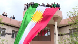 Kerkük İl Meclisinin resmi dairelere ve hükümet kurumlarına Kürdistan Bayrağı asma kararı almasının üstünden 4 yıl geçti