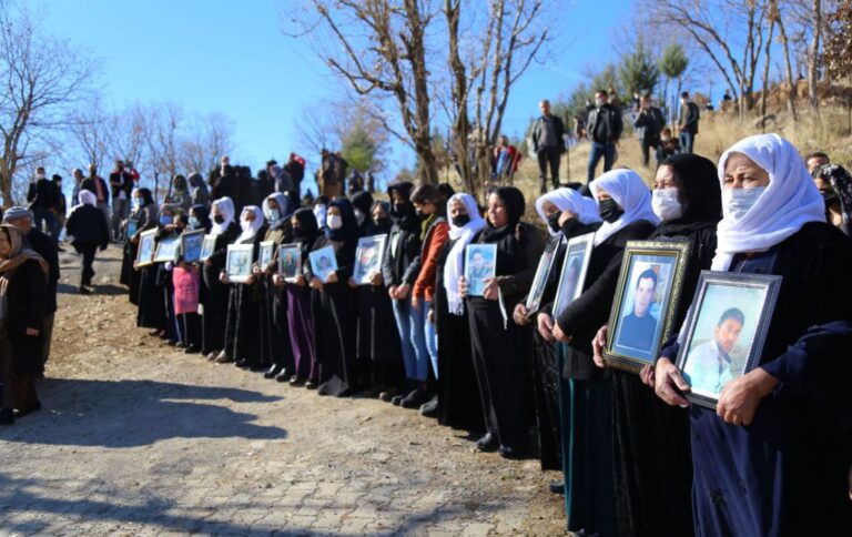 Roboskili aileler, TSK’nin bombardımanı sonucu 34 kişinin yaşamını yitirmesine ilişkin yargı sürecinin yeniden başlatılması için yarın Anayasa Mahkemesi’ne başvuruda bulunacak. Roboskili aileler, Türk Silahlı Kuvvetleri’ne (TSK) ait savaş uçaklarının gerçekleştirdiği bombardıman sonucu 34 kişinin yaşamını yitirmesine dair yarın yargı sürecinin yeniden başlatılması için yarın Anayasa Mahkemesi’ne (AYM) başvuruda bulunacak. Başvurunun ardından Roboskili aileler, AYM önünde basın açıklaması gerçekleştirecek. 28 Aralık 2011 tarihinde Şırnak’ın Uludere ilçesine bağlı Roboski köyünde Türk Silahlı Kuvvetleri’ne (TSK) ait savaş uçaklarının bombardımanı sonucu 19’u çocuk 34 kişi yaşamını yitirmişti. Katliamın ardından Diyarbakır Cumhuriyet Başsavcılığı tarafından soruşturma başlatılmış ancak 1,5 yıl sonra görevsizlik kararı verilerek Genelkurmay Askeri Savcılığı’na gönderildi. Askeri savcılık da dosya hakkında Ocak 2014’te takipsizlik kararı vermiş, avukatların itirazı ise reddedilmişti. Anayasa Mahkemesi’ne (AYM) yapılan başvuru da reddedilince Roboskili aileler, 2016’da Avrupa İnsan Hakları Mahkemesi’ne (AİHM) başvurdu. Ancak AİHM, 17 Mayıs 2018’de aileler adına başvuru yapan avukatların eksik belgeleri geç göndermelerini gerekçe göstererek başvuruyu “kabul edilemez” buldu ve başvuruyu reddetti. Katliamın üzerinden 9 yıl geçti ancak kimse sorumlu olarak yargılanmadı.