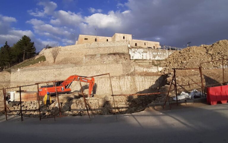 1. derece tarihi eser statüsündeki Mor Efrem Manastırı arazisinde otopark kazısı başlatıldı mardin,Garo Paylan