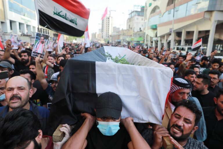 Kerbela'da bir göstericinin öldürülmesi üzerine halk Kerbela'daki İran konsolosluğunu ateşe verdi