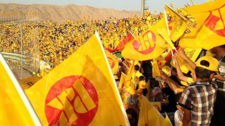 Kürdistan Demokrat Partisi (PDK) Politbüro, PKK’nin Peşmerge’ye yönelik saldırısına tepki göstererek, “PKK’nin Kürdistan Bölgesi’nde yaptıkları dışardan birilerinin ajandasının uygulanmasıdır ve sadece Kürdistan halkının düşmanlarının çıkarınadır” diye belirtti. PDK Politbürosu’ndan, dün PKK unsurlarının Amedi’de düzenlediği ve 5 Peşmerge’nin şehit düştüğü, 7 Peşmerge’nin de yaralandığı saldırıya ilişkin yazılı bir açıklama yapıldı. Açıklamada, “Bir kez daha son 30 yıldır süren savaş siyasetlerinde, PKK mensupları, Kandil’deki baş şüphelilerin doğrudan emriyle, elleri Kürdistan Peşmerge’sinin kanına bulanmıştır. Kürdistan Bölgesi topraklarındaki Metina Dağı’nda ani bir şekilde Peşmerge’ye saldırı düzenlendi. Saldırı sonucunda da 5 Peşmerge şehit düştü, 7’si de yaralandı” denildi. PDK Politbüro’nun açıklamasının devamında şu ifadelere yer verildi: “PKK ve başlarıyla resmi tecrübemiz çoktur. PKK’nin kasıt ve amaçlarını çok iyi anlıyoruz. Şunu da açıkça birçok kez belirttik ki; mensuplarının yıllardır Kürdistan Bölgesi’nde yaptıkları sadece Kürdistan halkının düşmanlarının çıkarınadır. Onlar Kürdistan halkının iyiliğini istemek bir yana, onu yok etmek için fırsat kolluyorlar. Maalesef PKK’nin başları Kürdistan halkının beklentilerinin ve kendi yaptıkları propagandaların aksine bugün, Kürdistan Bölgesi’nin hassasiyetlerini ve halkın yaşam koşullarını gözetmek şöyle dursun, dışardan birilerinin ajandasının uygulayıcısı ve bölgesel devletlerin, ne zaman ve nerede isterlerse Kürdistan Bölgesi sınırlarını ve egemenliğini ihlal edip, Kürdistan Bölgesi’ne ansızın büyük baskı kurmak için ellerindeki hazır bahanesi olmuşlardır. Bununla birlikte, Kürdistan Bölgesi’nin alacağı her darbe tüm Kürdistanlılar ve nerede olursa olsun her Kürt için büyük bir felakete dönüşüyor. PKK’nin başları ve mensupları, savaş naraları atıp dış orduları çekmek ve Kürdistan Bölgesi’ne karşı ihlallerde bulunmanın dışında, kaçıp Kürdistan Bölgesi topraklarına geldiklerinden beri, mülteci ve misafir olarak hareket etmek bir yana, ev sahibi gibi de değil, işgalci gibi Kürdistan köylüleri ve çiftçilerine muamelede bulunmaktadırlar. Kürdistan çocuklarını kaçırıyor, askeri eğitim veriyorlar, silahlı mensuplarına dönüştürüyorlar. PKK, Kürdistan Bölgesi idaresi dışında kalan Kürdistani bölgeler boyunca, Xaneqin’den Şengal’e kadar, Kürdistan Bölgesi halkına karşıtlık yapan, zaman zaman Erbil’e roket saldırılarında bulunan güç, takım ve milislerin dost ve müttefikliğini yapmaktadır. Yine onların yardımıyla, Şengal Anlaşması’nın uygulanması, bölgenin yeniden inşası ve halkın evlerine dönmesi önündeki en büyük engel olmuşlardır. Baas rejimi tarafından tenkil edilen köylüler, 1991 Ayaklanması’ndan sonra, geleceğe umutla bakarak köylerine döndüler. Ancak PKK, yüzlerce sınır köylüsünün bir kez daha evlerinden olmasına sebep oldu. PKK bununla da kalmayıp haksız yere Kürdistan çiftçilerinden vergi aldı, hatta programlı olarak Kürdistan Bölgesi’nin anayasal stat