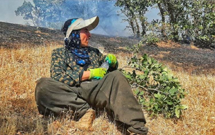 Yangınla mücadele eden gönüllülerden biri de, ailesiyle birlikte bölgede birçok yangına müdahale eden 60 yaşındaki Amin Studa.