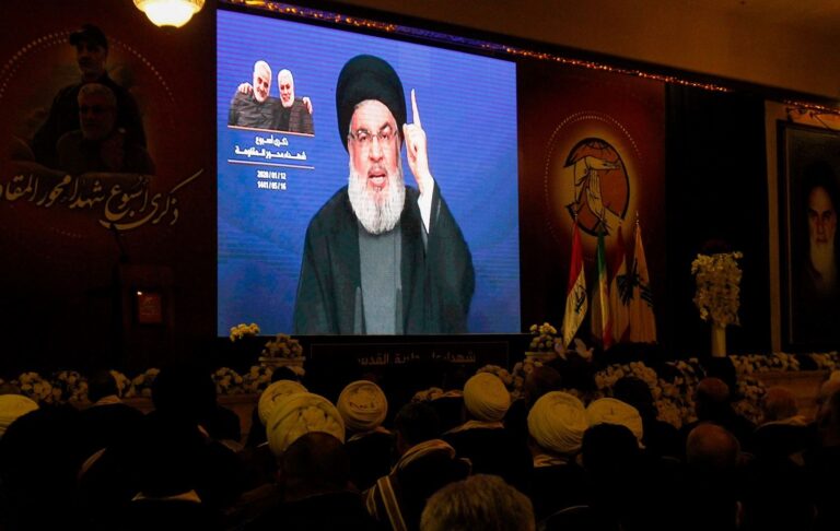 Hizbullah lideri Hasan Nasrallah, ABD’nin Afganistan’dan çekilmesine ilişkin yaptığı açıklamada, Suriye rejiminin Rojava da dahil tüm topraklara egemen olması gerektiğini söyledi. Nasrallah, Salı gecesi Lübnan'daki El Manar TV'nin bir yayınında "[Afganistan'dan gelen] görüntüler Vietnam'daki Saygon sahneleriyle tamamen aynı, bunlar bir fotokopi" dedi. Hizbullah lideri Hasan Nasrallah, Afganistan'daki son gelişmelerin Ortadoğu halkının boyutlarını anlamaya çalışması gerektiği 'küresel yansımaları' olacağını söyledi. ABD'nin Kabil Elçiliği'ni tahliye ederken verdiği görüntüler ABD'nin Vietnam'dan kaçarken verdiği görüntülerle benzerliğiyle gündeme gelmişti. ABD'nin tahliye görüntülerinden bir gün önce ABD Başkanı Joe Biden "Vietnam'la aynı görüntüleri vermeyeceğiz" derken "İnsanların büyükelçiliğin çatısından kaldırıldığını göreceğiniz bir durum olmayacak" ifadelerini kullanmıştı. 'Bölgede gördüğünüz bu Amerika cahildir, acizdir' Lübnan'lı direniş örgütünün lideri, “Biden'ı dinleyin, dışişleri bakanını dinleyin, ulusal güvenlik danışmanını dinleyin çünkü şimdi bunu Amerikan halkına açıklamak zorundalar. Amerikan halkı, Afganistan'dan bu küçük düşürücü geri çekilmeyle olanlardan şaşkına döndü…[ABD'li yetkililer] Afganistan'daki stratejik yenilgiyi ve NATO'nun bu başarısızlığını anlamamıza gerçekten yardımcı olabilir" diye ekledi. Nasrallah, Başkan Biden'ın Afgan hükümetinin çöküş hızının Washington için bile bir sürpriz olduğu yönündeki son açıklamasına ilişkin yorumda, bunun “Amerika'nın yarı tanrı olduğunu, her şeyi gördüğünü ve yapabileceğini söyleyenlere gösterdiğini” öne sürdü ve devam etti: "Bu algının sadece bir serap olduğunu. Hayır, bölgede gördüğünüz bu Amerika cahildir, acizdir, aynı hataları tekrarlamaya devam ediyorlar, aynı yanlış uygulamaları tekrar tekrar yapmaya devam ediyorlar." 'Şam Rojava şehirlerine hakim olmalı' Lübnan Hizbullahı lideri Hasan Nasrallah, Şam hükumetinin Rojava şehirleri de dahil tüm Suriye topraklarının kontrolünde olması gerektiğini altını çizdi. ABD'nin Suriye’deki varlığını eleştiren Nasrallah, ABD’nin 'Suriye’yi parçalamak için' orada bulunduğunu ileri sürdü. ABD’nin Suriye’nin petrolünü çaldığını ve Irak’a kaçırdığını iddia eden Nasrallah, "İşgalci güçler Suriye’den çekilmelidir" ifadelerini kullandı. Lübnan Hizbullah’ı, Suriye iç savaşı başladığından beri Esad hükumetini destekliyor. Hükümeti korumak için Esad’a askeri yardımda bulunan örgütün Suriye’de militanları bulunuyor. Afganistan'ın başkenti Pazar günü, Taliban'ın kentsel alanları hedef alan bir dizi saldırıya başlamasından iki haftadan kısa bir süre sonra, Pazar günü Sünni İslamcı grubun eline geçti