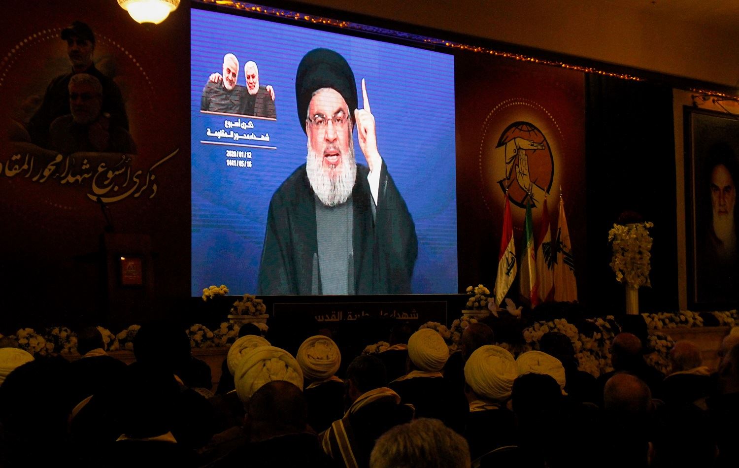 Hizbullah lideri Hasan Nasrallah, ABD’nin Afganistan’dan çekilmesine ilişkin yaptığı açıklamada, Suriye rejiminin Rojava da dahil tüm topraklara egemen olması gerektiğini söyledi. Nasrallah, Salı gecesi Lübnan'daki El Manar TV'nin bir yayınında "[Afganistan'dan gelen] görüntüler Vietnam'daki Saygon sahneleriyle tamamen aynı, bunlar bir fotokopi" dedi. Hizbullah lideri Hasan Nasrallah, Afganistan'daki son gelişmelerin Ortadoğu halkının boyutlarını anlamaya çalışması gerektiği'küresel yansımaları' olacağını söyledi. ABD'nin Kabil Elçiliği'ni tahliye ederken verdiği görüntüler ABD'nin Vietnam'dan kaçarken verdiği görüntülerle benzerliğiyle gündeme gelmişti. ABD'nin tahliye görüntülerinden bir gün önce ABD Başkanı Joe Biden "Vietnam'la aynı görüntüleri vermeyeceğiz" derken "İnsanların büyükelçiliğin çatısından kaldırıldığını göreceğiniz bir durum olmayacak" ifadelerini kullanmıştı.'Bölgede gördüğünüz bu Amerika cahildir, acizdir' Lübnan'lı direniş örgütünün lideri, “Biden'ı dinleyin, dışişleri bakanını dinleyin, ulusal güvenlik danışmanını dinleyin çünkü şimdi bunu Amerikan halkına açıklamak zorundalar. Amerikan halkı, Afganistan'dan bu küçük düşürücü geri çekilmeyle olanlardan şaşkına döndü…[ABD'li yetkililer] Afganistan'daki stratejik yenilgiyi ve NATO'nun bu başarısızlığını anlamamıza gerçekten yardımcı olabilir" diye ekledi. Nasrallah, Başkan Biden'ın Afgan hükümetinin çöküş hızının Washington için bile bir sürpriz olduğu yönündeki son açıklamasına ilişkin yorumda, bunun “Amerika'nın yarı tanrı olduğunu, her şeyi gördüğünü ve yapabileceğini söyleyenlere gösterdiğini” öne sürdü ve devam etti: "Bu algının sadece bir serap olduğunu. Hayır, bölgede gördüğünüz bu Amerika cahildir, acizdir, aynı hataları tekrarlamaya devam ediyorlar, aynı yanlış uygulamaları tekrar tekrar yapmaya devam ediyorlar."'Şam Rojava şehirlerine hakim olmalı' Lübnan Hizbullahı lideri Hasan Nasrallah, Şam hükumetinin Rojava şehirleri de dahil tüm Suriye topraklarının kontrolünde olması gerektiğini altını çizdi. ABD'nin Suriye’deki varlığını eleştiren Nasrallah, ABD’nin'Suriye’yi parçalamak için' orada bulunduğunu ileri sürdü. ABD’nin Suriye’nin petrolünü çaldığını ve Irak’a kaçırdığını iddia eden Nasrallah, "İşgalci güçler Suriye’den çekilmelidir" ifadelerini kullandı. Lübnan Hizbullah’ı, Suriye iç savaşı başladığından beri Esad hükumetini destekliyor. Hükümeti korumak için Esad’a askeri yardımda bulunan örgütün Suriye’de militanları bulunuyor. Afganistan'ın başkenti Pazar günü, Taliban'ın kentsel alanları hedef alan bir dizi saldırıya başlamasından iki haftadan kısa bir süre sonra, Pazar günü Sünni İslamcı grubun eline geçti