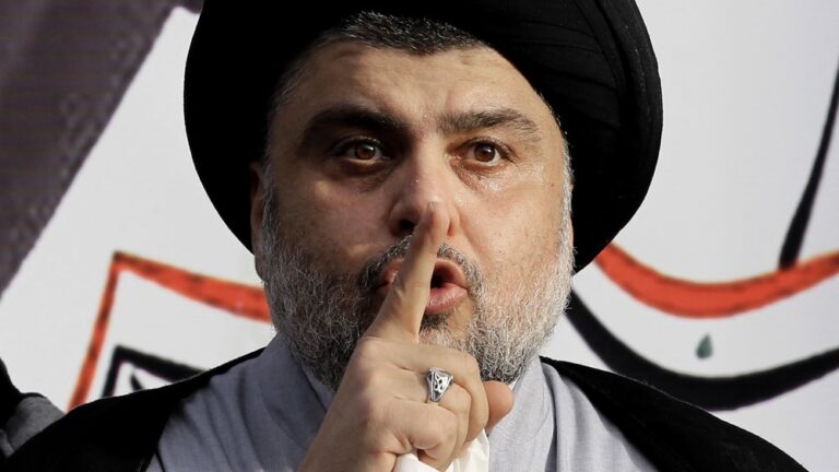 Sadr Hareketi lideri Mukteda es-Sadr, ulusal çoğunluk hükümetinin kurulması için acele edeceklerini söyledi. Sosyal medya hesabından açıklama yapan Sadr Hareketi lideri Mukteda es-Sadr, Federal Mahkeme, Birleşmiş Milletler Irak Temsilciliği ve seçimlerin başarılı bir şekilde sonuçlanması için çalışan tüm kesimlere teşekkür etti. Irak Federal Yüksek Mahkemesi’nin seçim sonuçlarını onaylamasın memnuniyet duyduğunu kaydeden Sadr, ulusal barış ve istikrarı koruyacaklarını ve bunun herkesin omuzlarındaki bir emanet olduğunu belirtti. Doğulu ve Batılı olmayan ulusal çoğunluk hükümetinin kurulması için acele edeceklerini vurgulayan Sadr, kurulacak hükümetin halka istikrar ve hizmet sunacağını bildirdi. Federal Mahkeme Seçim Sonuçlarını Onayladı Irak haber ajansı INA'ya göre, Irak Yüksek Federal Mahkemesi bugün düzenlenen oturumda seçim sonuçlarına ilişkin nihai kararını verdi. Buna göre, seçim sonuçları onaylanarak kesin hale geldi. Irak anayasasına göre, Cumhurbaşkanı Berhem Salih'in yeni Meclis'i seçim sonuçlarının onaylanmasından itibaren 15 gün içinde toplantıya çağırması gerekiyor. Irak Yüksek Federal Mahkemesi gün içinde genel seçimlerin iptali için yapılan başvuruyu reddetmişti. Şii Fetih Koalisyonu lideri Hadi Amiri, seçim sonuçlarının iptali için 4 Aralık'ta Yüksek Federal Mahkemesi'ne başvurmuştu. Irak’ta 10 Ekim’de düzenlenen erken genel seçimlerde milletvekili sayısı 47'den 17'ye düşen Fetih Koalisyonu, seçimlerde “hile” yapıldığını iddia ediyordu.