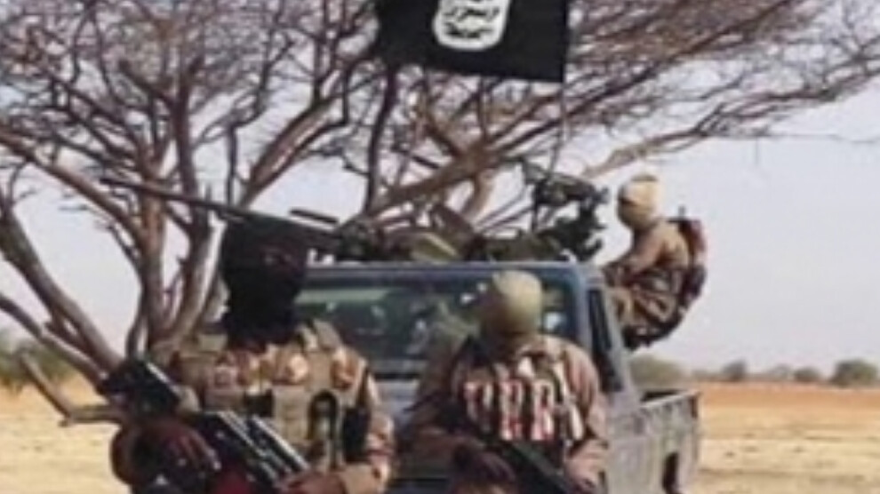 IŞİD mensupları akşam saatlerinde Kerkük’ün Hewice ilçesi Riyaz kasabasına bağlı Ahmed Tayyar köyünde, Irak Federal Polisi’ne ait bir kontrol noktasına uzun namlulu silahlarla saldırı düzenledi. Saldırıda, Irak Federal Polisi 3’üncü Tugayında görevli 2 polis hayatını kaybederken 1 polis de yaralandı.