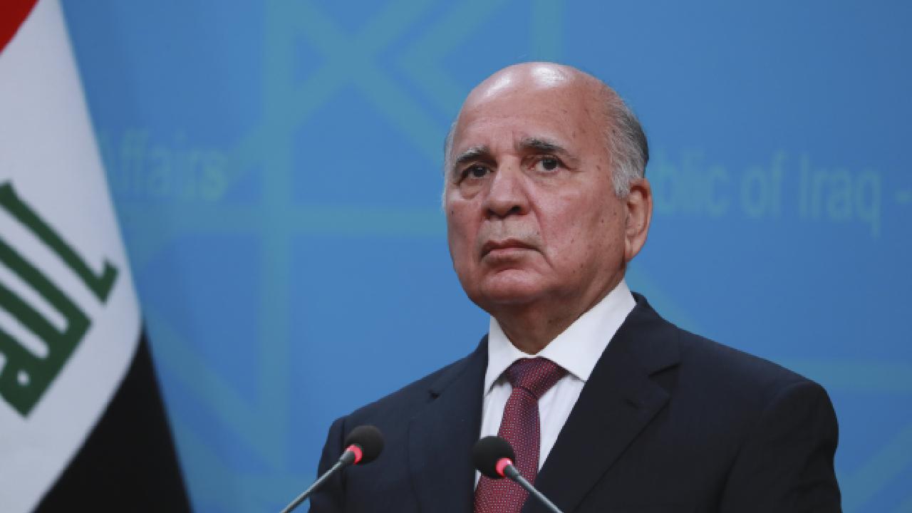 Irak Dışişleri Bakanı Fuad Husên, Washington ile Tahran arasındaki anlaşmazlıklardan Irak’ın etkilendiğini ve bunun bedelini halkın ödediğini belirtti. Irak Dışişleri Bakanı Fuad Husên, ABD ile İran arasındaki sorunlardan Irak topraklarının etkilendiğini ve bedeli, Irak halkının ödediğini söyledi. Katar’ın başkenti Doha’da düzenlenen Doha Forumu’nda Al Monitor’a konuşan Irak Dışişleri Bakanı Fuad Husên, Washington ile Tahran arasındaki anlaşmazlıklardan Irak’ın etkilendiğini ve bunun bedelini halkın ödediğini belirtti. Erbil’e yönelik füze saldırısına değinen Husên, 13 Mart’ta İran’ın Erbil’e yönelik füze saldırısının Viyana müzakereleri ve bölgedeki diğer sorunlarla ilişkisinin olduğunu ifade etti. Saldırıyla ilgili Irak hükümetin İran’a resmi olarak rahatsızlığını ilettiğini kaydeden Husên, saldırıyla ilgili özel incelemenin devam ettiğini ve incelemenin bitmesinin ardından açıklamalarının olacağını dile getirdi. Rusya’nın Ukrayna’ya saldırısına değinen Husên, “Irak, savaşa ve yaptırımlar karşı; çünkü ikisinden de zarar gördük. Ekonomik savaşın sonuçları tüm ülkeleri etkileyecek” dedi.