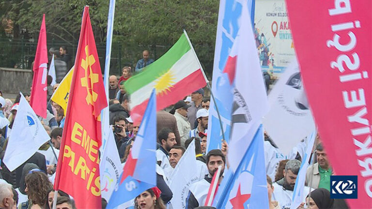 Diyarbakır: HDP'liler Kürdistan Bayrağı taşıyan CNK üyesi kadınlara saldırdı