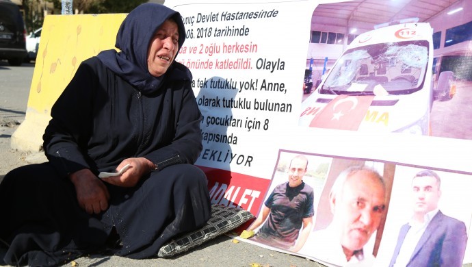 Nizamettin Ariç’ten Emine Şenyaşar’a sanatı ile destek: “Êşa te êşa mine dayikê”