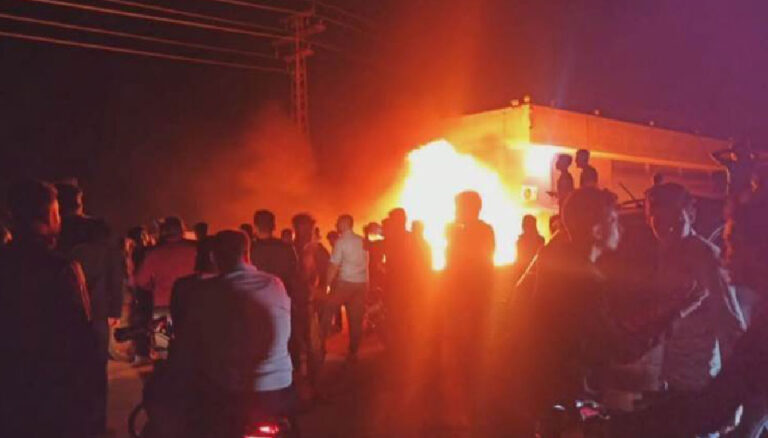 Efrin, El Bab ve Mare'de hayat pahallılığına karşı halk sokaklara çıktı, binalar ateşe verildi