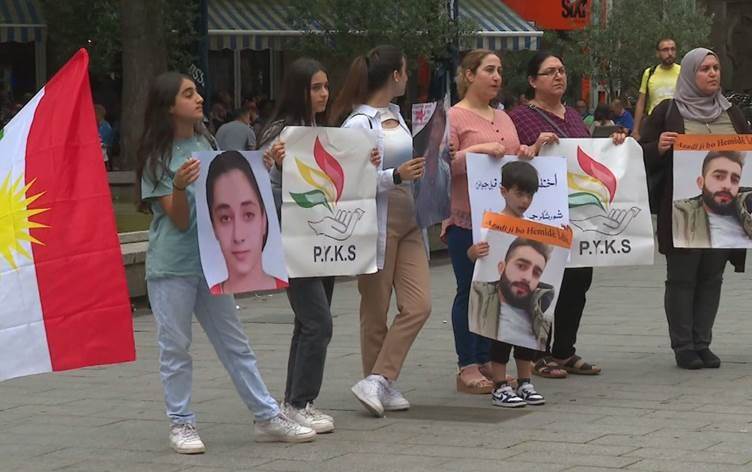 Rojava halkı PKK’nin  uygulamalarına karşı Düssseldorf’ta gösteri yaptı 