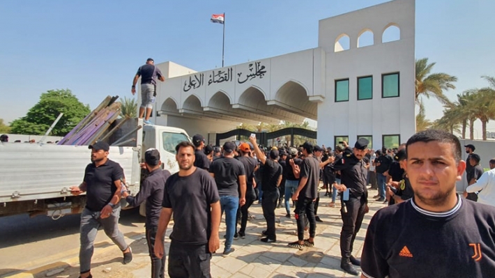 Sadr geri adım atmıyor, taraftarları bu kez Yüksek Yargı Konseyi önünde oturma eylemi başlattı