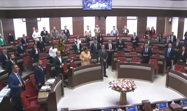 Kürdistan Parlamentosu’nda Jina Emini’i için saygı duruşu yapıldı