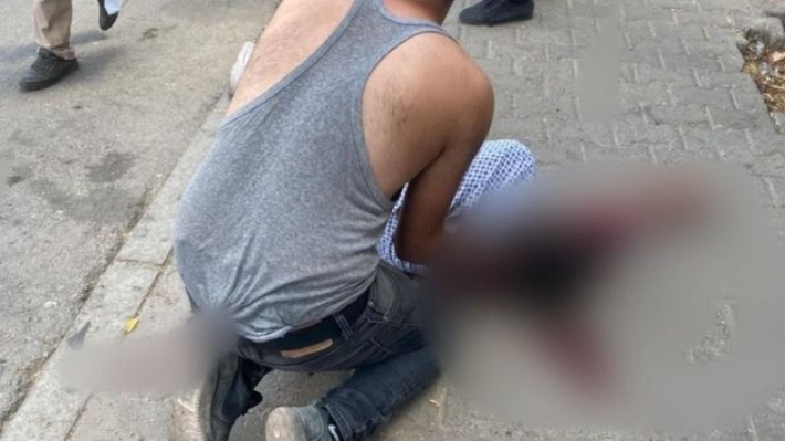 Mardin’in Midyat ilçesinde “dur” ihtarına uymadığı iddia edilen Adem Kara (23), polis tarafından öldürüldü. Görgü tanıklarının aktardıklarına göre olay dün (1 Eylül) 15:00 sularında, Midyat ilçesinde Işıklar ve Saraylar mahalleleri arasında meydana geldi. Medyascope’den Ferit Aslan’ın haberine göre; adli bir suçtan arandığı ileri sürülen Adem Kara, görgü tanıklarının anlattıklarına göre, ekip otosuna bindirilirken kaçmaya çalıştığı sırada “dur” ihtarına uymadığı iddiasıyla polis tarafından ensesinden ve sırtından iki kurşun ile vuruldu. Ağır yaralanan Kara, Mardin Eğitim ve Araştırma Hastanesi’ne kaldırıldı. Kara, tüm müdahalelere rağmen kurtarılamadı. Şimdiye kadar Kara’nın hayatını kaybetmesiyle ilgili resmî bir açıklama yapılmadı.