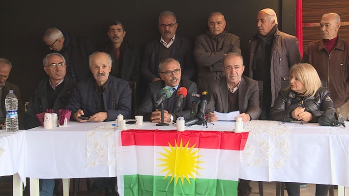 “Devlet ve ırkçı, şoven kesimlerin Kürdistan Bayrağı’na yönelik saldırılarını kınıyoruz” Türkiye Devleti ve ırkçı, şoven kesimlerin Kürdistan Bayrağı’na yönelik tüm yasaklama, saldırı, saygısız tutumları kınıyoruz. “Kürdistan Bayrağı Güney Kürdistan’daki Federe Bölgenin resmi bayrağıdır” Kürdistan Bayrağı aynı zamanda Güney Kürdistan’daki Federe Bölgenin de resmi bayrağıdır. Kürdistan Bayrağı hem Irak Federal Anayasası’nda , hem de dünya devletleri nezdinde resmi olarak kabul edilmiş bir bayraktır. Türkiye Cumhuriyeti Cumhurbaşkanı ve bakanları da Kürdistan Federe Bölgesi yöneticileri ile yapmış oldukları resmi görüşmelerde , Türkiye Bayrağı’nın yanında Kürdistan Bayrağı’nı da resmi olarak kabul etmiş ve iki bayrak da resmi görüşmelerde yer almıştır. “Kürdistan Bayrağı milli değerimizdir, hep dalgalandıracağız” Diyarbakır Emniyet Müdürlüğü’ne bağlı polisler, teşkilatlarımızdaki arama gerekçesi olarak Kürdistan Bayrağı’nı göstermişlerdi. Ama sonuçta, Kürdistan Bayrakları ile birlikte, teşkilatlarımızdaki tüm bilgisayar, resmi evrak, dosya, afiş, pankart, kitap ve dergilere de el konulmuş ve Diyarbakır Emniyet Müdürlüğü’ne götürülmüşlerdir. Evet, Kürdistan Bayrağı milli değerimizdir, hep dalgalandıracağız. Hiç bir saldırıya da boyun eğmeyeceğiz"