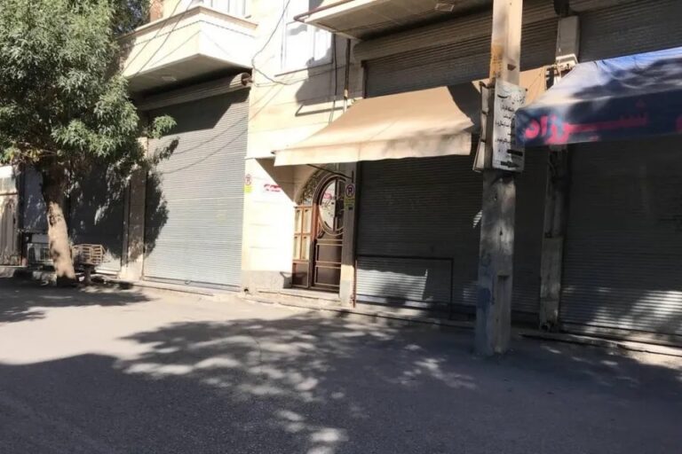 Esnafın yanı sıra Tahran'da Hacı Nasreddin Tusi Teknik Üniversitesi ve Tabatabai Üniversitesi öğrencileri de rejim aleyhine sloganlar atarak gösteri düzenledi.