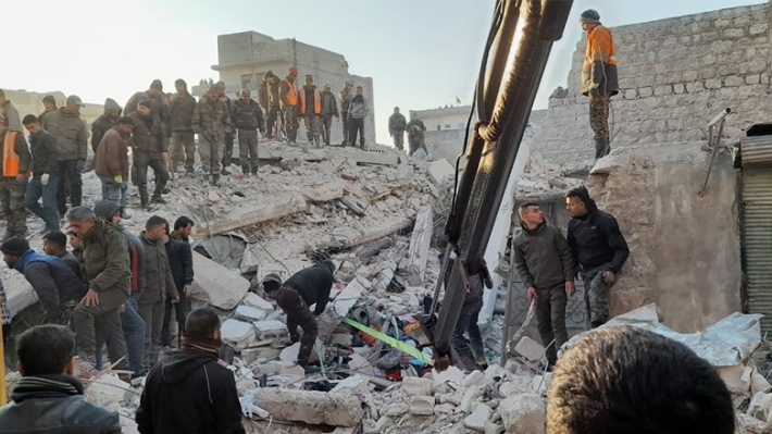 7 ailenin yaşadığı binada 30 kişinin enkaz altında mahsur kaldığı aktarılırken arama ve kurtarma çalışmalarının sürdüğü kaydedildi.