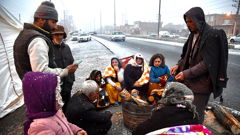 Rojhilat: Xoy'daki depremde zarar görenlere devlet yardımı yok, dondurucu soğuğa rağmen halk caddelerin üstünde ateş yakıyor