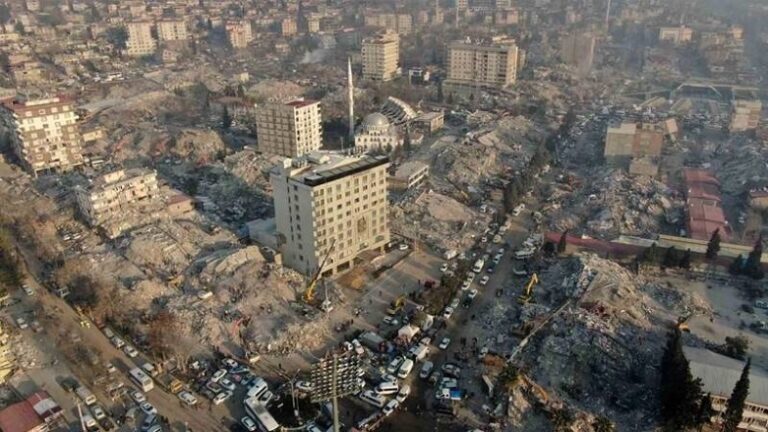 Maraş merkezli 10 ili vuran depremin üzerinden 8 gün geçti. Depremde can kaybı ve yaralı sayısı artıyor. Afet ve Acil Durum Yönetimi Başkanlığı (AFAD), saat 10.00 itibarıyla Maraş merkezli depremlerde 31 bin 643 kişinin hayatını kaybettiğini bildirdi. Depremlerin ardından şimdiye kadar 2 bin 724 artçı deprem meydana geldiği kaydedildi. Depremden etkilenen illerden 158 bin 165 afetzede tahliye edildi.
