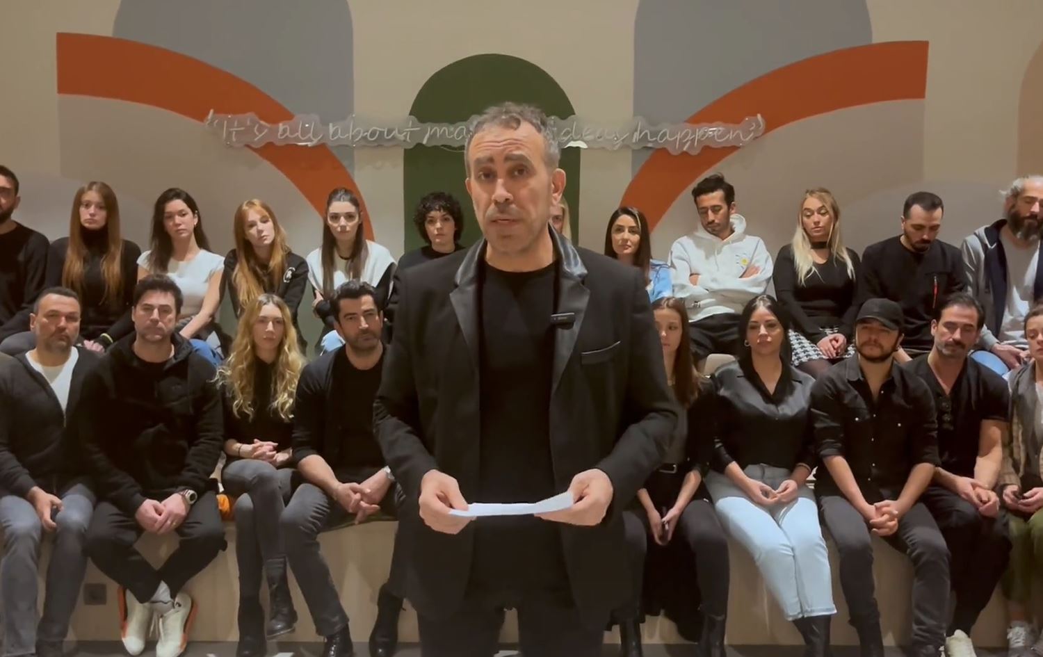 AHBAP Başkanı Haluk Levent, bütün satınalmaların denetlenmesi için biri uluslararası iki bağımsız denetçi firmayla sözleşme imzaladıklarını duyurdu. 10 kenti vuran depremlerin hemen ardından başlayan yardım çalışmaları nedeniyle zaman zaman hedef gösterilen AHBAP Derneği'nin başkanı Haluk Levent, derneğin hesaplarını bağımsız denetime açtıklarını açıkladı. Daha önce kendisini ve AHBAP'ı hedef alan Turgay Güler gibi isimlerle buluşup yaptıklarını anlatan Levent, Twitter'dan yaptığı paylaşımda, derneğin bütün satınalmalarını başından sonuna kadar denetlenmesini istediğini söyledi: "Biri uluslararası bağımsız denetim firması biri yerli denetim firması olmak üzere 2 bağımsız denetçi firma ile sözleşme imzalıyoruz. Bütün satın almaları başından sonuna kadar denetlemelerini istedim. Firma isimlerini Salı günü açıklayacağım. Bilginize"
