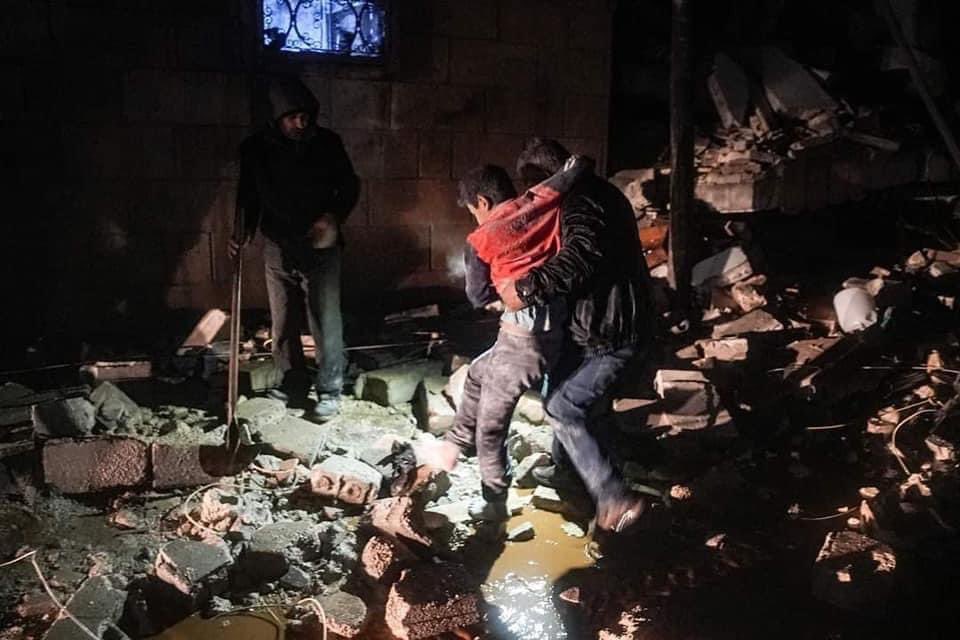 Rojava ve Suriye'de ağırlaşan bilanço: Can kaybı 4 bine yaklaştı, halk kendi imkanları ile arama yapıyor