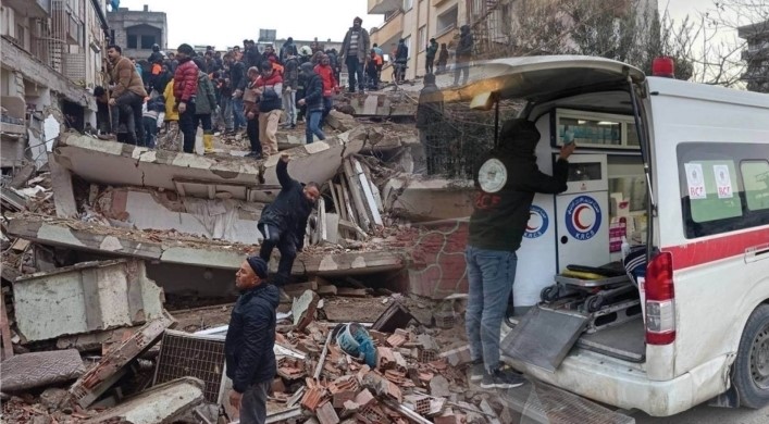 Kürdistan Bölgesi kurtarma ekipleri canla başla çalışıyor: 60 saat sonra Antep’te bir baba ve kızı enkaz altından kurtardı