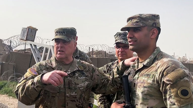 Suriye’deki Amerikan askerleriyle bir araya gelen Genelkurmay Başkanı Milley, IŞİD’le savaşmak için Amerikan askerinin bölgede olmasının riske değer olduğunu belirtti. ABD Genelkurmay Başkanı Mark Milley Suriye’nin kuzeydoğusuna sürpriz bir ziyaret gerçekleştirdi. Milley, IŞİD’in yeniden toparlanmasını önlemek için yürütülen çabalarla Amerikan askerlerinin saldırılara karşı önlemlerini yerinde görmek için Suriye’nin kuzeydoğusunda konuşlu Amerikan askerleriyle bir araya geldi. Kendisiyle birlikte seyahat eden muhabirlerin “900 civarındaki Amerikan askerini Suriye’de riske atmaya değer mi?” şeklindeki sorusuna karşılık Milley, görevin ABD ve müttefiklerinin güvenliğiyle ilgili olduğunu söyledi ve yanıtının evet olduğunu kaydetti. Suriye Dışişleri Bakanlığı ise Milley’nin ziyaretini kınadı, ziyareti yasa dışı ve ülkenin bağımsızlığının ihlali olarak niteledi. Suriye'den önce İsrail'de temaslarda bulundu Milley Cuma günü İsrail’de temaslarda bulunmuştu. İsrail Savunma Bakanı Yoav Gallant Milley’le görüşmesinde İran’ın nükleer silah elde etmemesi için işbirliğinin gerekli olduğunu belirtmişti. Milley ise İsrail’de kamuoyu önünde açıklamada bulunmadı. Sözcüsü, Milley’nin İsrail Genelkurmay Başkanı Herzi Halevi’yle görüşmesinde bölgesel güvenlik konularıyla İran’dan kaynaklı tehditler karşısında koordinasyonu konuştuğunu belirtmişti.
