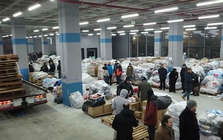 Emniyet müdürü, depremzedelere gönderilen yardımları ‘çalmaktan’ gözaltına alındı
