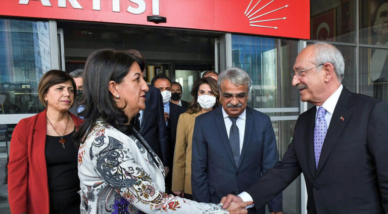 Millet İttifakı’nın cumhurbaşkanı adayı ve CHP Genel Başkanı Kemal Kılıçdaroğlu, Milli Yol Partisi (MYP) Genel Başkanı Remzi Çayır'ı ziyaret etti. Görüşmeye CHP Genel Sekreteri Selin Sayek Böke, CHP Genel Başkan Yardımcıları Oğuz Kaan Salıcı ve Ali Öztunç ile Milli Yol Partisi Genel Sekreteri Haşim Yaşar ile Genel Başkan Yardımcıları Ali Saraçoğlu ve Mukaddes Demirci katıldı. Toplantının ardından ilk açıklamayı yapan Kılıçdaroğlu, "Güzel bir toplantı gerçekleştirdik. Türkiye'nin bugünkü sorunlarını masaya yatırdık. Rahmetli Muhsin Yazıcıoğlu'nun yol arkadaşları ile beraber, en azından bir masanın etrrafında bir araya gelmek benim açımdan da son derece değerli. Bundan sonra da uygun ortamlar olduğunda tekrar bir araya geleceğiz. Tekrar Sayın Genel Başkan ve arkadaşlara teşekkür ederim" şeklinde konuştu. Kılıçdaroğlu, HDP'nin ziyaretinin ertelenmesine ilişkin soruya ise "Bunu bana değil, ev sahibine sorun" dedi. Deprem bölgesindeki yetkililerin adaylık istifasına ilişkin soruyu da yanıtlayan Kılıçdaroğlu, "Yaklaşık 50 bin insan hayatını kaybetti. Bir kişi sorumluluk alıp istifa etmedi. Yeniden siyasete girmek için istifa ediyorlar. Girsinler" yanıtı verdi. HDP: BİZ TALEP ETTİK Öte yandan HDP basınından edindiğimiz bilgiye göre, HDP’nin eş genel başkanları sel felaketi nedeniyle bugün bölgeyi ziyaret edecek. Yaşanan sel felaketi nedeniyle ziyaretin ertelenme talebinin HDP’den gittiğini öğrendik. HDP ZİYARETİ ERTELENMİŞTİ Kılıçdaroğlu’nun 18 Mart'ta günü gerçekleşmesi planlanan HDP ziyareti ise, program yoğunluğu sebebiyle ileri bir tarihe ertelenmişti. HDP Eş Genel Başkanı Mithat Sancar, ilkeler üzerinden anlaşılması halinde Kılıçdaroğlu’na destek verebileceklerini, böylelikle cumhurbaşkanlığı seçiminin ilk turdan bitirilebileceğini söylemişti.