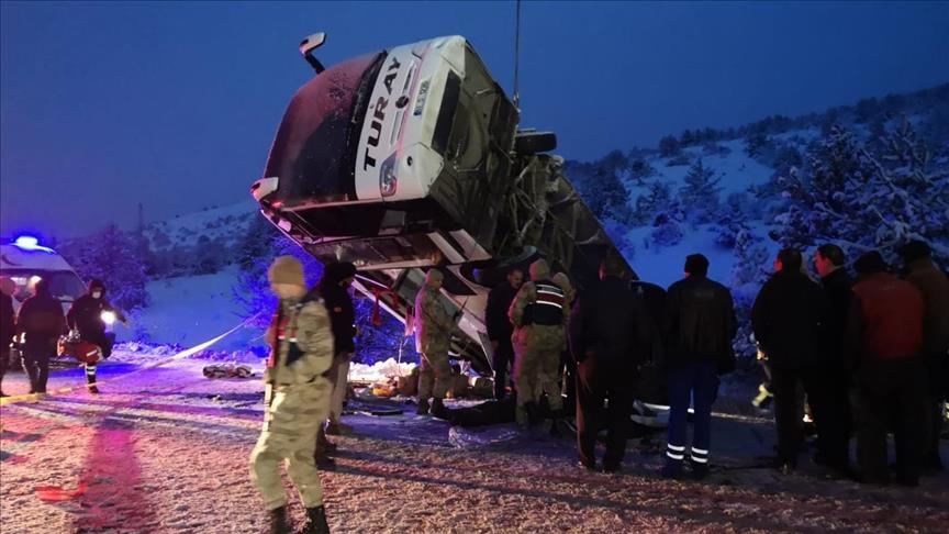 Erzincan'da yolcu otobüsü devrildi: 2 ölü, 21 yaralı