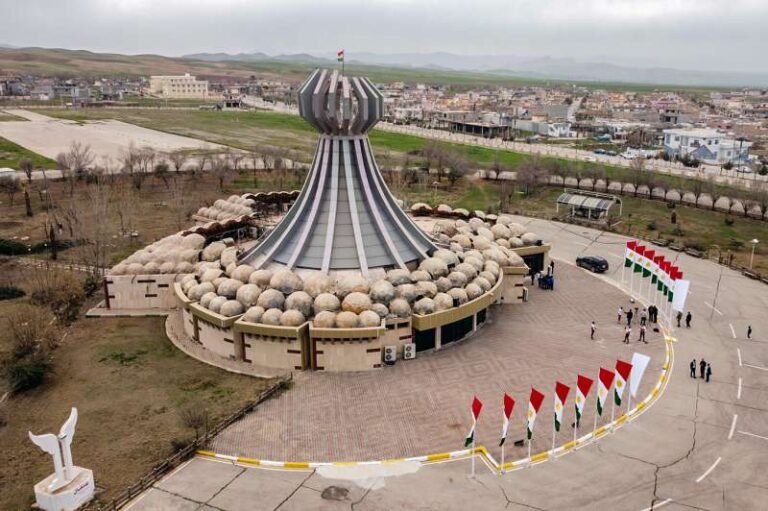 Irak Hükümeti Sözcüsü Basem Awadi, parlamentonun Halepçe’nin ülkenin 19’uncu vilayeti olmasına karar verdiğini bildirdi. K24’ğn haberine görü, Irak Hükümeti Sözcüsü Basem Awadi, parlamentoda düzenlenen oturumda Halepçe’nin ülkenin 19’uncu vilayeti olmasına karar verildiğini belirtti. Kürdistan Bölgesi Hükümeti Genel Sekreteri Amanc Rahim de Facebook hesabından “Halepçe Irak’ın 19’uncu vilayeti” açıklamasında bulundu. Irak Parlamentosu bugün Halepçe’nin vilayet olma prosedürünün tamamlanmasına karar verdi