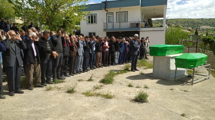 Deprem trajedisi: ailesini kaybeden baba kızını vurup intihar etti, cenazeleri yan yana toprağa verildi