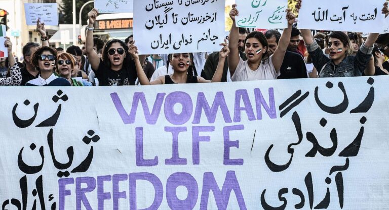 İran’da başörtüsü takmayan kadınların tespiti için sokaklara akıllı kamera yerleştirilecek