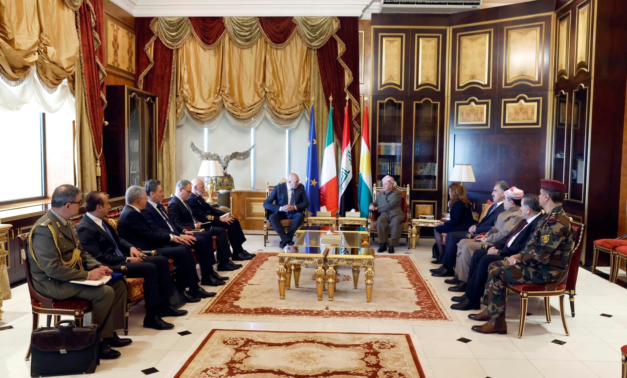 Başkan Mesud Barzani, başkent Erbil’de bulunan İtalya Savunma Bakanı Guido Crosetto ile bir araya geldi. Görüşmede, terörle mücadele, Peşmerge Bakanlığı’ndaki reformlar ve Uluslararası Koalisyon güçleri ile Irak güçleri ve Peşmerge arasındaki koordinasyon ele alındı. Ayrıca görüşmede, İtalya ile Kürdistan Bölgesi arasındaki ilişkilerin geliştirilmesine vurgu yapıldı.