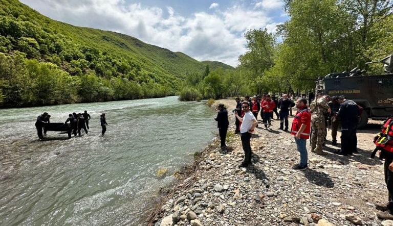 Araçları Munzur Çayı'nda kaybolan üç Diyarbakarlı gençten üçünücü gencin de cenazesi bulundu