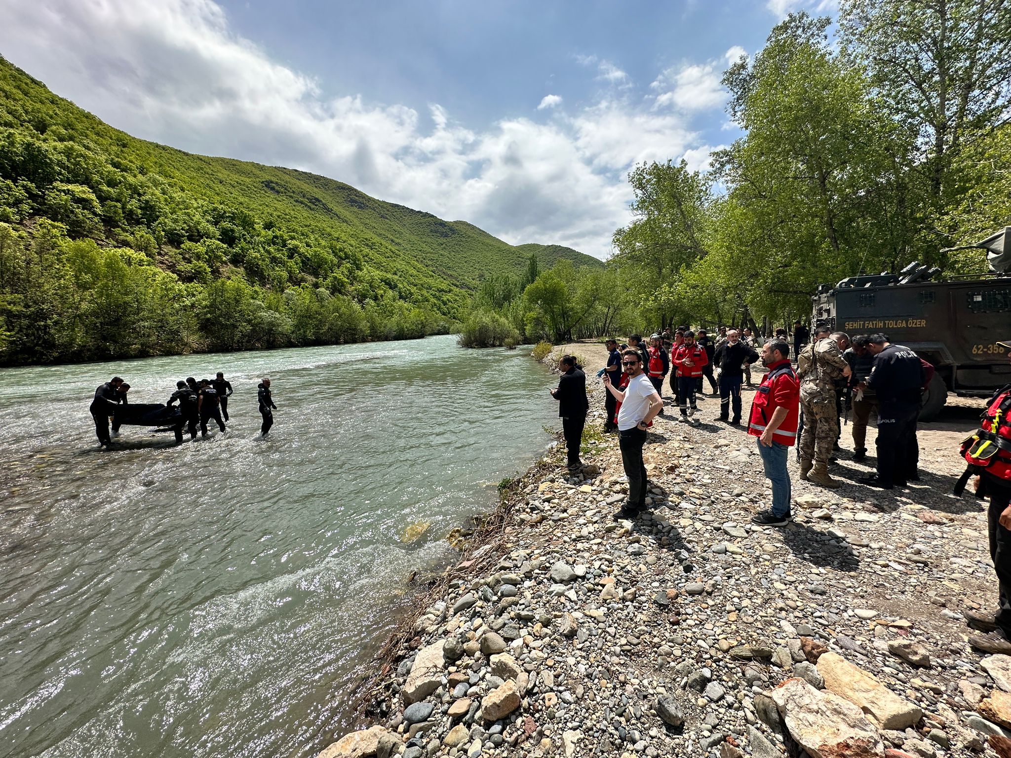 Araçları Munzur Çayı'nda kaybolan üç Diyarbakarlı gençten üçünücü gencin de cenazesi bulundu