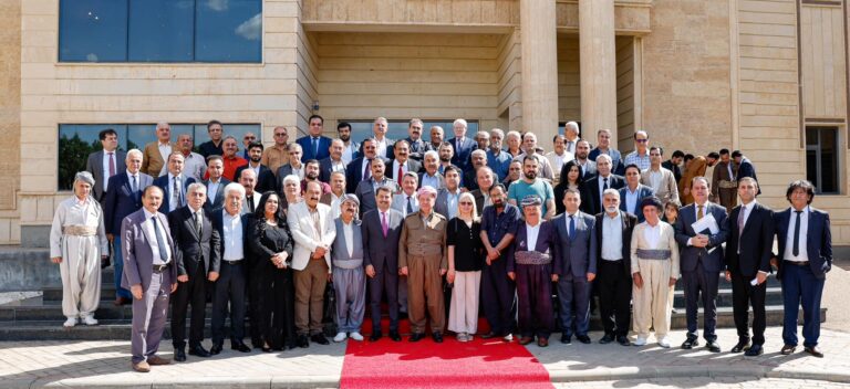 Başkan Barzani’nin Ofisi’nden yapılan açıklamaya göre Başkan Mesud Barzani, bugün Selahaddin’de çok sayıda Kürdistanlı sanatçıyı kabul etti. Açıklamada Başkan Barzani’nin, görüşmede Kürdistanlı sanatçıların Kürdistan halkının tarihi, kültürel gelişimi, özellikle halkın bilinçlenmesi ve Kürdistan davasının tanınmasındaki rolünü takdir ettiği belirtildi. Açıklamada Başkan Barzani’nin ayrıca, sanatın ve Kürdistan sanatçılarının Kürdistan halkının davasını ilerletme ve tanıtmadaki rolüne övgüde bulunduğu belirtildi. Bir sanatçının halkını tanıtmada oynadığı rolün, siyasetçilerin rolü ve etkisinden çok daha büyük olabileceğini vurgulayan Başkan Barzani, “Bunun için Kürdistan sanatçılarının sanatlarını Kürdistan halkının meşru hak ve talepleri, milletin refahı, kalkınması ve birlikte yaşam kültürünün hizmetinde renklendirmesi gerekmektedir” ifadelerini kulandı. Sanatçıların sorunlarının çözümüne ve taleplerine desteğini ifade eden Başkan Barzani, sanatçıların Kürdistan sanatını geliştirmesine hizmet etmeleri temennisinde bulundu. Görüşmede ayrıca, sanatçıların kendi sorunlarına ilişkin fikir ve düşüncelerini Başkan Barzani ile paylaştıkları kaydedildi.