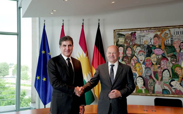 Başkan Neçirvan Barzani ile Almanya Başbakanı Scholz bir araya geldi. Görüşmede Kürdistan Bölgesi ile Almanya ilişkileri, bölgedeki gelişmeler ile her iki tarafın çıkarlarını ilgilendiren ortak konular ele alınacak. Bir dizi resmi temaslarda bulunmak üzere dün akşam Berli’ne giden Başkan Neçirvan Barzani, bugün Almanya Ekonomik İşbirliği ve Kalkınma Bakanı Svenja Schulze, Almanya Dışişlerinden Sorumlu Devlet Bakanı Tobias Lindner ve Alman Federal Ekonomi ve İklim Koruma Bakanlığı Parlamenter Devlet Sekreteri Franziska Brantner ile görüştü. Ardından Başbakanlık Köşküne geçen Barzani, Almanya Başbakanı Olaf Scholz ile bir araya geldi. İki liderin gündeminde Kürdistan Bölgesi’nin Almanya ile ilişkileri, Erbil ile Bağdat ilişkileri, bölgedeki gelişmeler ve iki tarafın çıkarlarını ilgilendiren ortak konular var. Kürdistan Bölgesi ile Almanya arasında uzun yıllara dayanan güçlü ilişkiler bulunuyor. Özellikle IŞİD saldırıları döneminde, Almanya hükümeti IŞİD ile mücadelede ve göçmenlere ilişkin Kürdistan Bölgesi’ne çok sayıda askeri ve insani yardımda bulundu. Peşmerge Güçlerine IŞİD saldırılarına karşı MİLAN füzeleri veren Almanya, aynı zamanda 2014 yılından beri Peşmerge Güçleri, Irak ordusu ve güvenlik güçlerine eğitim ile danışmanlık başta olmak üzere birçok destekte bulundu. Almanya’nın 2016 yılına kadar Irak ve Kürdistan Bölgesinde görev yapan 160 askeri bulunuyordu.