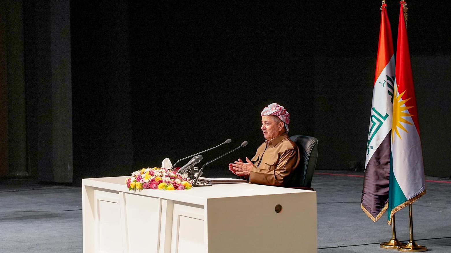 Başkan Mesud Barzani, Duhok’ta Peşmerge komutanları ve emniyet teşkilatı yetkilileriyle bir araya geldi. Başkan Mesud Barzani, Duhok’ta Peşmerge komutanları ve emniyet teşkilatı yetkililerine yaptığı konuşmada, “Tehditlere karşı en ön saflarda yer aldınız, Kürdistan halkı da sizin kıymetinizi biliyor ve her zaman kalbimdesiniz. Başkan Barzani’nin ofisinden yapılan açıklamada, Başkan Barzani, Peşmerge güçleri ve güvenlik teşkilatlarının fedakarlıklarını, sıkı çalışmalarını ve uykusuz gecelerini takdir ettiğini ifade ederek, Kürdistan halkının istikrar ve güvenliğini sağladıkları için teşekkür etti. Peşmerge ve güvenlik güçleri tehditlere karşı her zaman ön saflarda yer aldığını vurgulayan Başkan Barzani, “Kürdistan kıymetinizi biliyor. Siz her zaman kalbimdesiniz” dedi. Kürdistan halkının davasını ve karşılaştığı tehdit ve zorlukları da aktaran Başkan Barzani Kürt halkının iradesinin engelleri ve komploları aşacağını vurguladı. Başkan Barzani katılımcılara Kürdistan halkının kendi yetenek ve iradesine güvenmesi gerektiğini söyledi. Kürdistan'ın tüm partilerin çıkarlarının üstünde olduğunu kaydeden Başkan Barzani, seçimlerle Kürdistan halkının partilere olan güveninin tazelenmesi gerektiğini vurguladı.