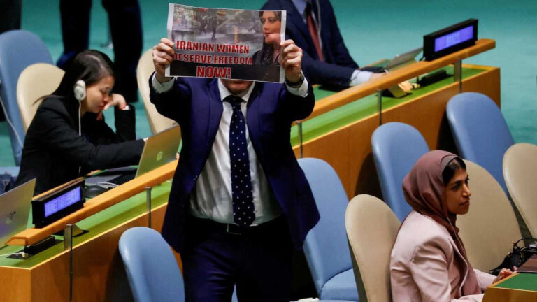 BM Genel Kurulu'nda Jina Emini protestosu