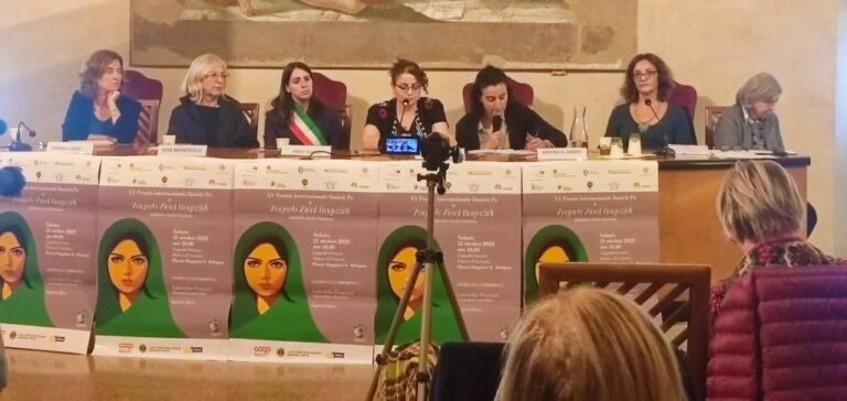 Danile Poe ödülü Doğu Kürdistanlı aktivist Zeynep Beyazidi’ye verildi